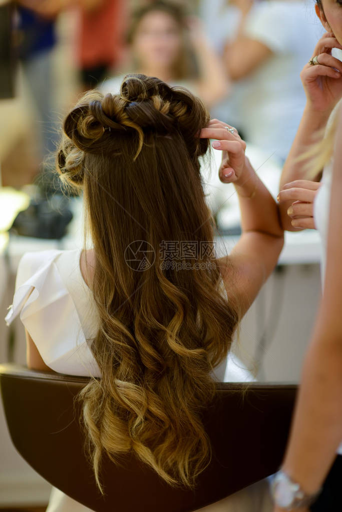 发型师或花店家使新娘成图片