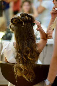 发型师或花店家使新娘成背景图片