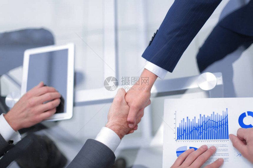 商务握手商人握手的特写镜头图片
