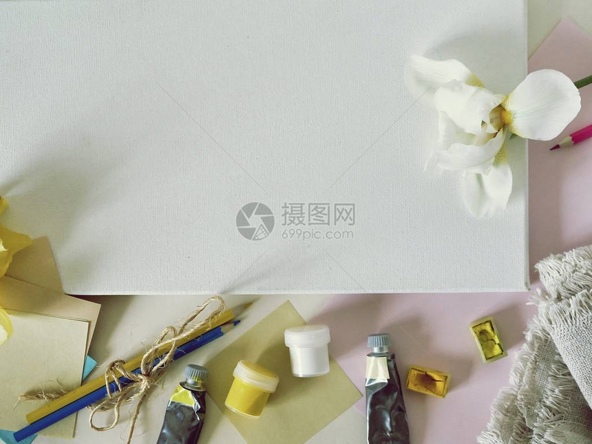 桌上是白色空白画布复制空间鲜花艺术材料顶视图概念构图写和画问候图片