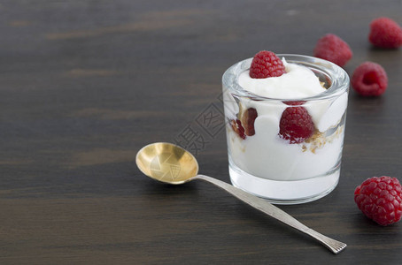 自制健康饮食酸奶配有草莓有图片