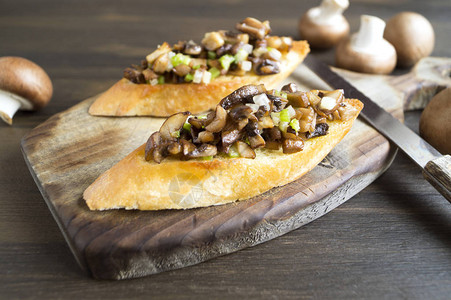 蘑菇大蒜和香草炒法式面包片图片