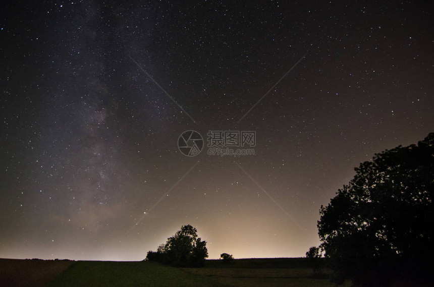 夜晚的星空与树木图片