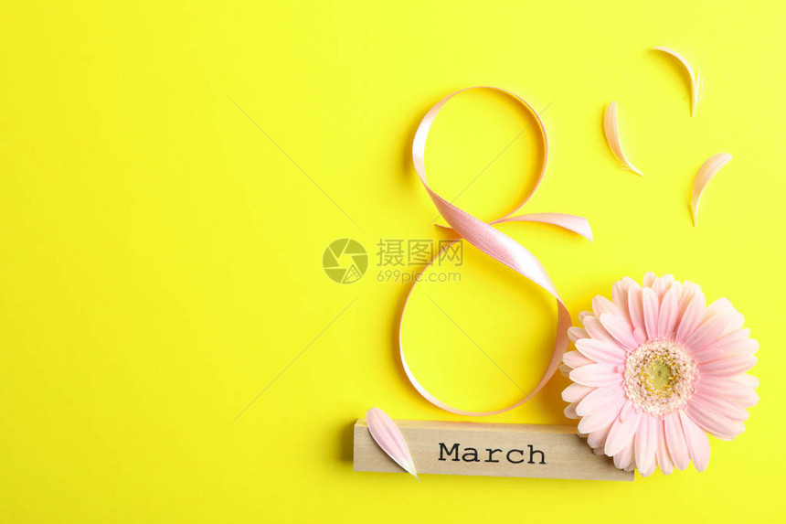 黄色背景的粉红色丝带图片