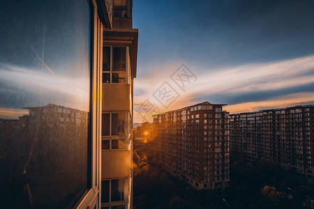 城市公寓楼住宅区日落天地貌景图片