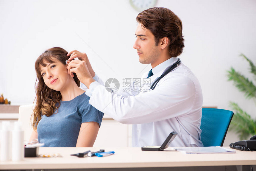 听力有问题的病人去看医生图片