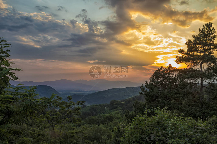 保加利亚里拉山大夕阳的景象列拉山R图片