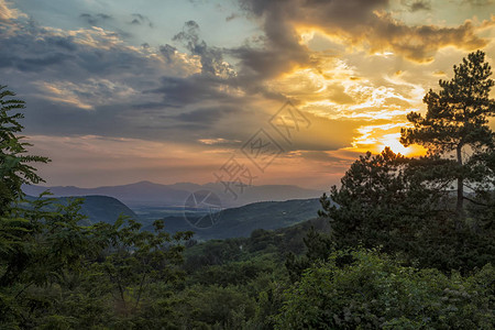保加利亚里拉山大夕阳的景象列拉山R高清图片