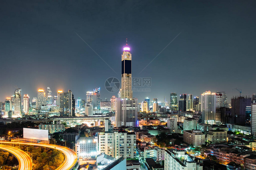 曼谷市高架公路上充满交通灯光的空中观视标图片