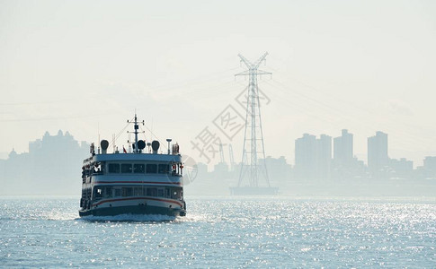 福建的船和厦门城市天际线图片