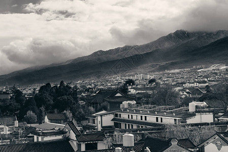 大理古城屋顶景观与多云的苍山云南图片