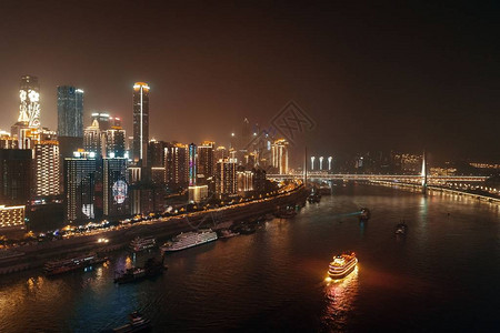 夜间重庆市城建筑船只和城市天图片