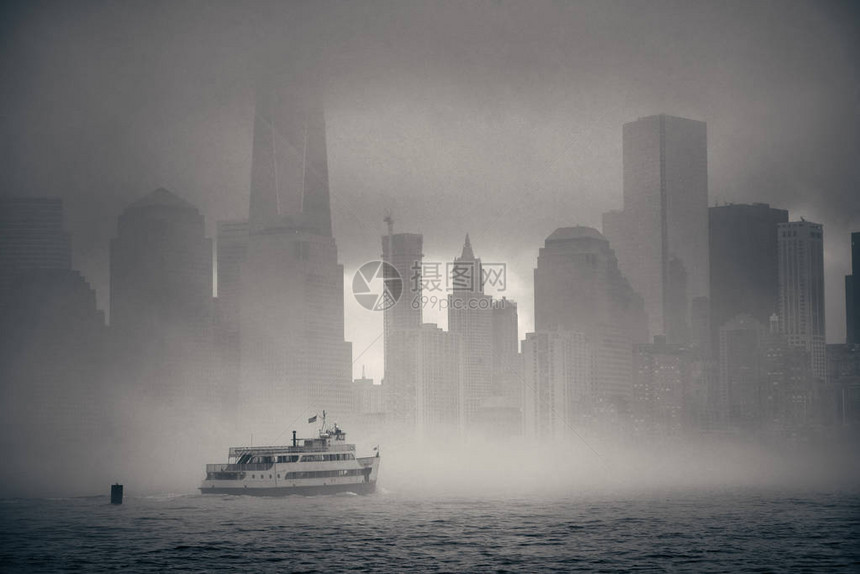 曼哈顿市中心摩天大楼和河上船在图片