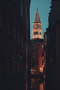 意大利威尼斯夜间历史建筑中的圣图片