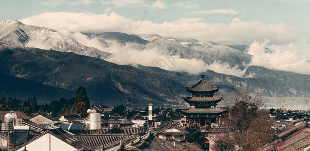 大理古城屋顶景观与多云的苍山云南背景图片