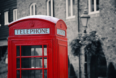 红色电话亭和邮箱在伦敦街上作为著图片