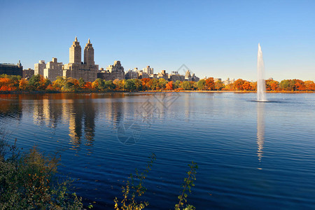 纽约市曼哈顿中城央公园的湖上带喷泉的公寓摩天图片