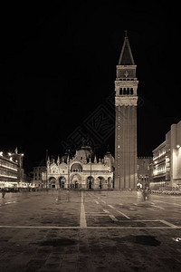 意大利威尼斯圣马可广场夜间的钟背景图片