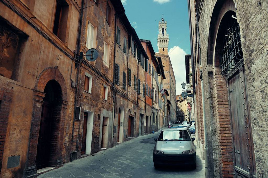 意大利锡耶纳的老建筑和钟楼的街景图片
