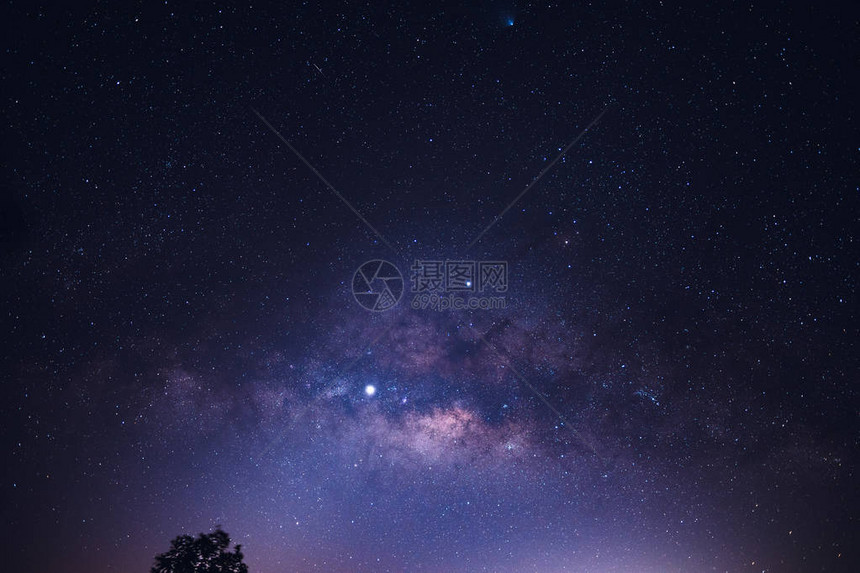 山上的夜空星和银河图片