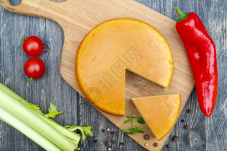 木板上的新鲜切片奶酪图片
