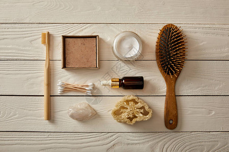 白色木制表面各种卫生和化妆品的顶部视图图片
