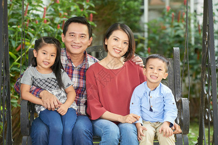快乐的越南母亲父亲和孩子坐图片