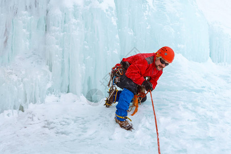 冰川上的冰山攀爬者握图片