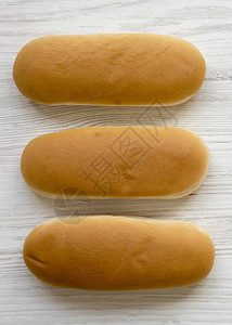 白色木质表面的热狗面包图片