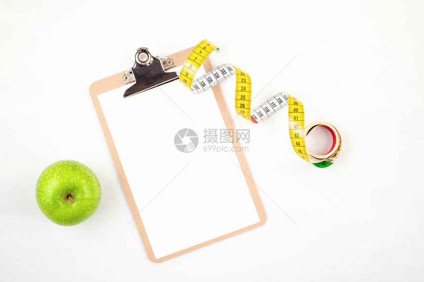 配有苹果的剪贴板和用于饮食体重减肥和健身规图片