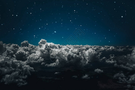 背景与星月亮和云彩的夜空图片