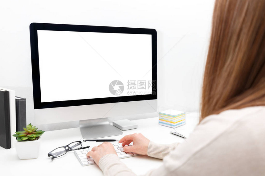 使用计算机打字空白屏幕模拟的商务妇女自由图片