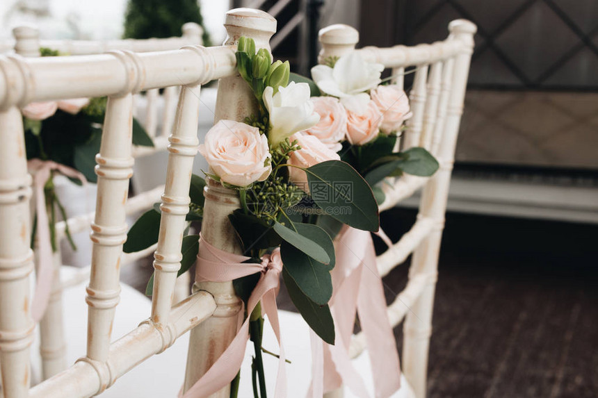 用鲜花装饰的椅子婚礼风格图片
