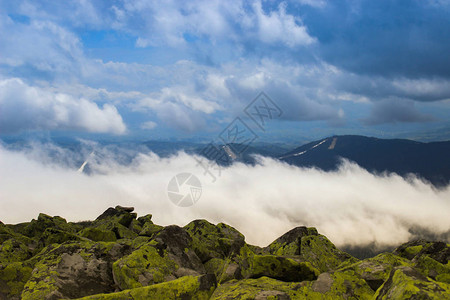 喀尔巴阡山脉的防线上有暴风雨和雷声以及即背景图片