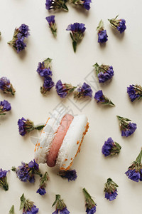 美味的蛋白杏仁饼干和蓝花的组成图片
