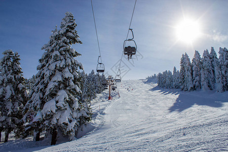 冬季滑雪度假胜地摩天电图片