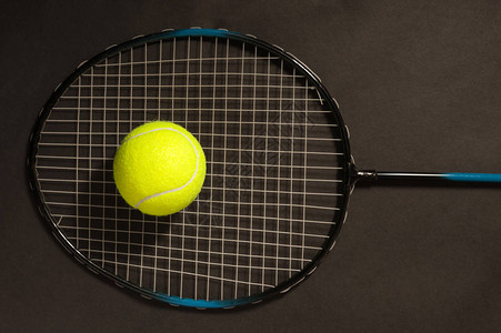 深色背景中的网球和拍背景图片