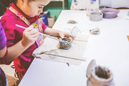 在陶瓷车间用泥土工作的图片