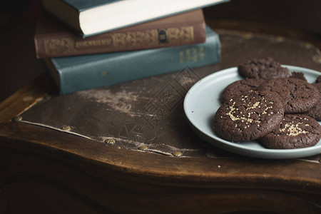 巧克力饼干在盘子上黑暗和穆迪神秘图片