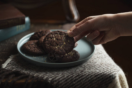 巧克力饼干在盘子上图片