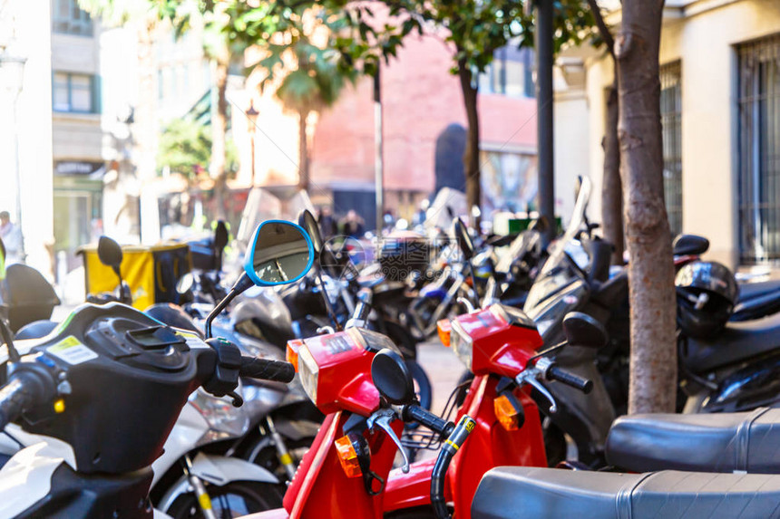 在欧洲城市中心停放小型摩托车和摩托车图片