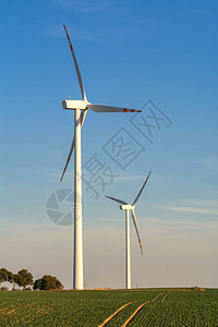 用于电力生产的风车被波兰乡村的农田包围波美图片