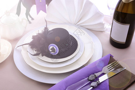 马赛女郎午餐美食餐桌布置有小黑咖啡帽装饰品和香槟还图片