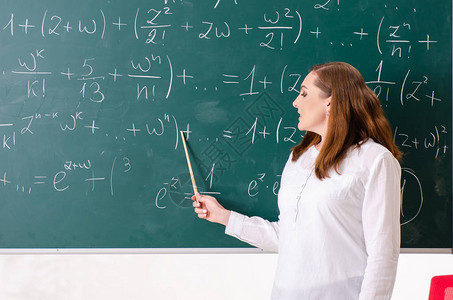 教室里的女数学老师图片