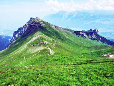 Schaneralp地区和阿尔维山的坡上的季节山地牧场图片