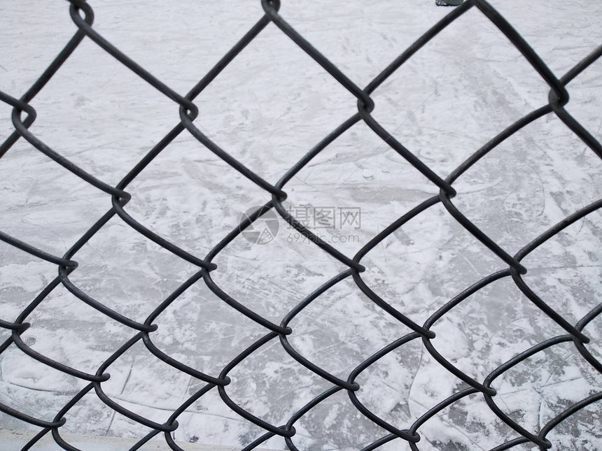 栅栏上堆满了来自金属网格的雪图片