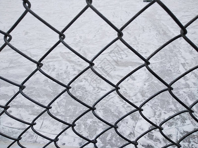 栅栏上堆满了来自金属网格的雪背景图片