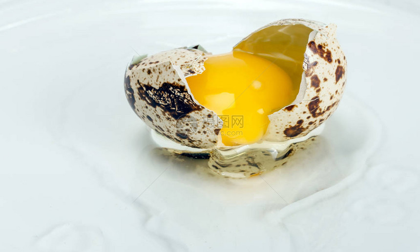 破碎的小鹌鹑斑点大理石蛋概念顶视图鸡鹌鹑蛋黄是维生素和矿物图片