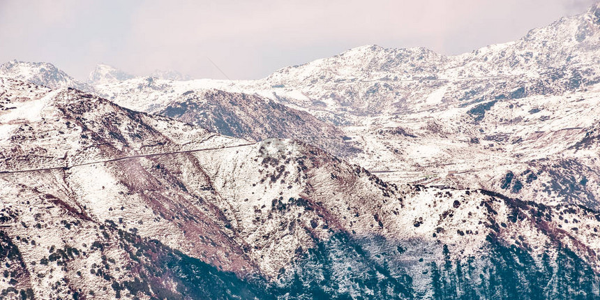 Kanchenjunga山顶有分散的厚云图片