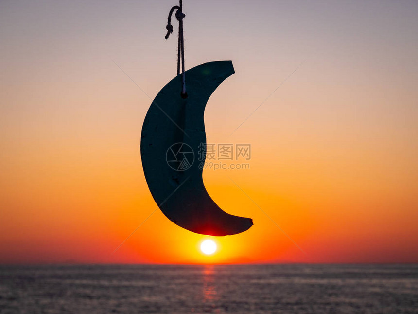 太阳海和模范月亮在塔索的日出以模图片